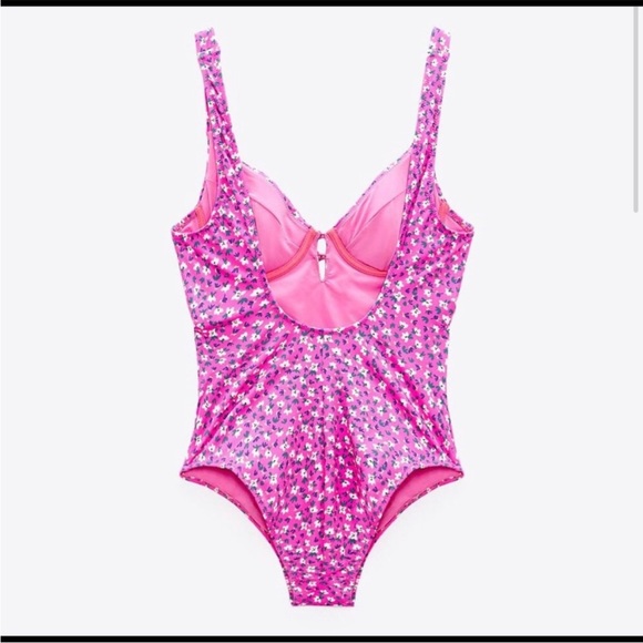 Low back flower one piece - Picture 4 of 9